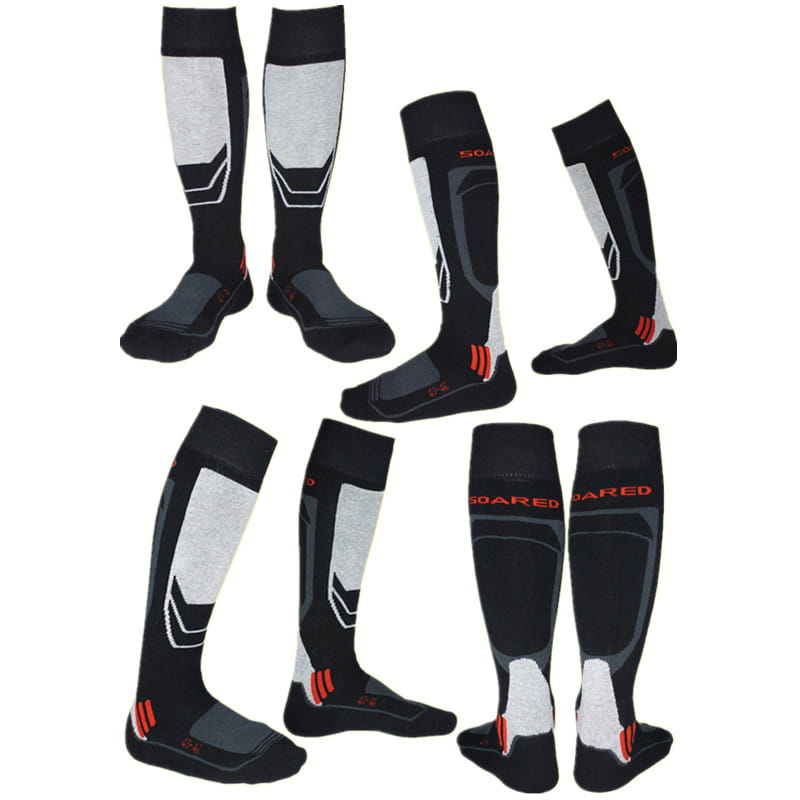 Chaussettes de ski athlétiques en coton épais noir gris et rouge de la marque Soared, avec panneaux renforcés et conception thermique épaisse, pour une utilisation en sports d’hiver en famille.