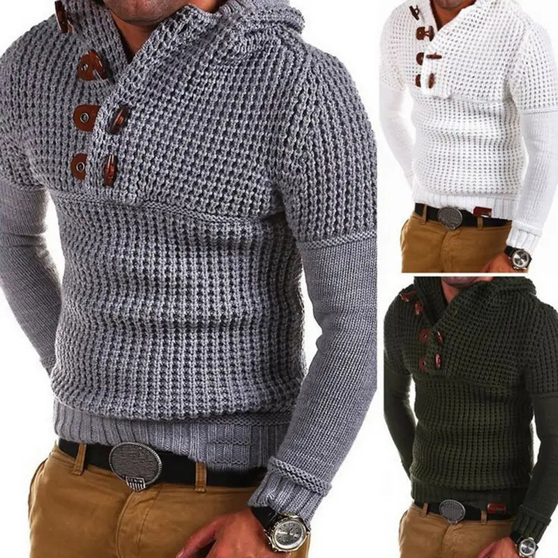 Herren-Waffelstrick-Kapuzenpullover in Grau mit einem grauen, strukturierten Strickmuster und braunen Holzknöpfen.