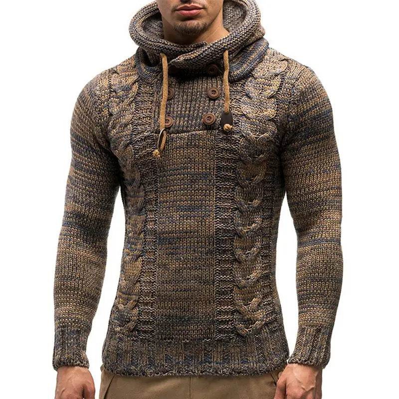 Ein figurbetonter Herren-Strickpullover mit Kapuze in erdigen Braun- und Grautönen mit aufwendig gemusterten Zopfmustern vorne und an den Ärmeln aus strukturiertem Strickmaterial.