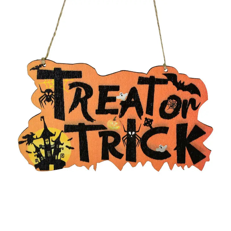 Halloween-Holz-Hänge-Schild Kürbis-Türdekoration mit einem orangefarbenen Holzschild mit schwarzem Schriftzug „Süßes oder Saures“ und gruseligen Ausschnitten von Fledermäusen, Spinnen, Geistern, einem Spukhaus und Kürbissen.
