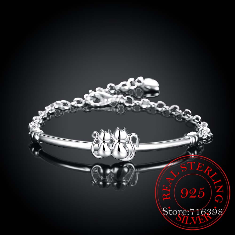 Bracelet en argent sterling avec pendentif couple de chats, présentant une chaîne délicate avec un fermoir et deux figures de chat entrelacées en argent sterling 925.