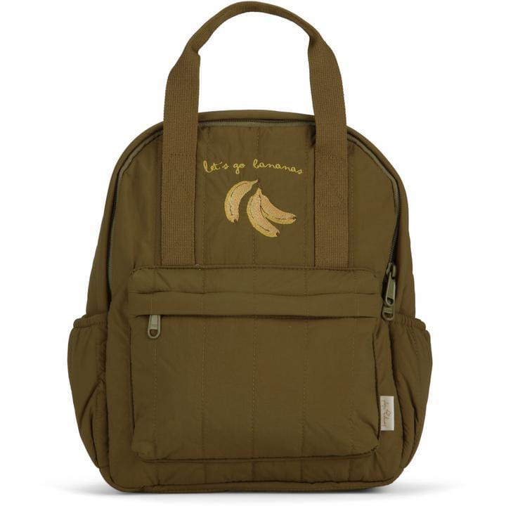 Olivgrüner Kinder-gesteppten, wasserfesten Schulrucksack mit goldbestickten Bananen und dem Schriftzug „lets go bananas“ auf der Vorderseite.