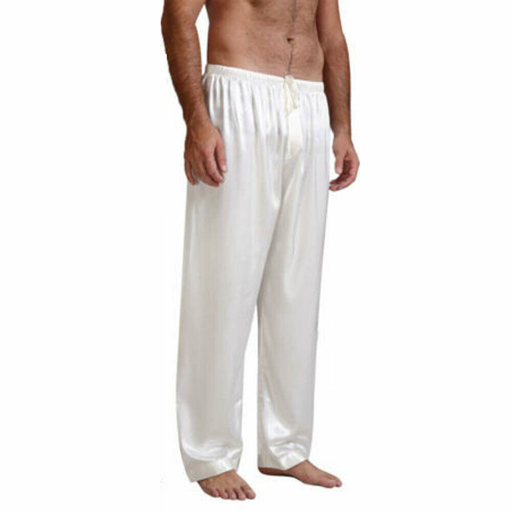 pantalons en satin de soie blanc, avec ceinture à cordon de serrage, conçus comme des bas de nuit amples pour homme.