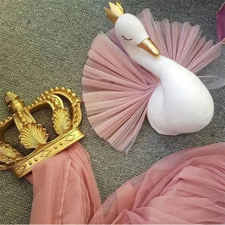 Eine plüschige weiße Schwan-3D-Cartoon-Tierkopf-Wanddekoration mit einer goldenen Krone und einem mit rosa Tüll verzierten Schnabel.