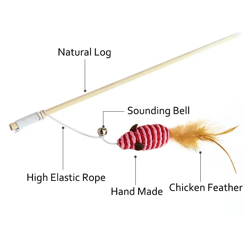 Juguete interactivo para gatos tipo caña con palo de madera hecho a mano, que incluye una cabeza con forma de pez a rayas rosa y blanco con detalles marrones, sujeta a una rama natural mediante una cuerda elástica de alta elasticidad que termina en una pluma de gallina.