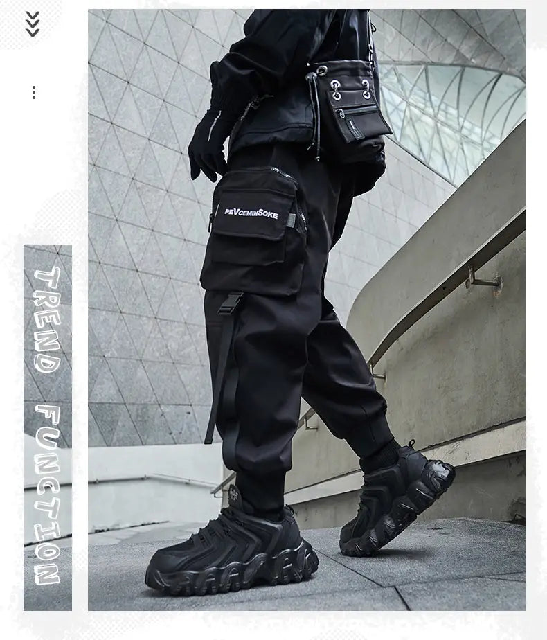 Herren schwarze taktische Cargo-Jogginghosen im Streetwear-Stil mit mehreren Taschen und einem Markenlogo am Oberschenkeltasche, ausgelegt für Strapazierfähigkeit und Funktionalität.