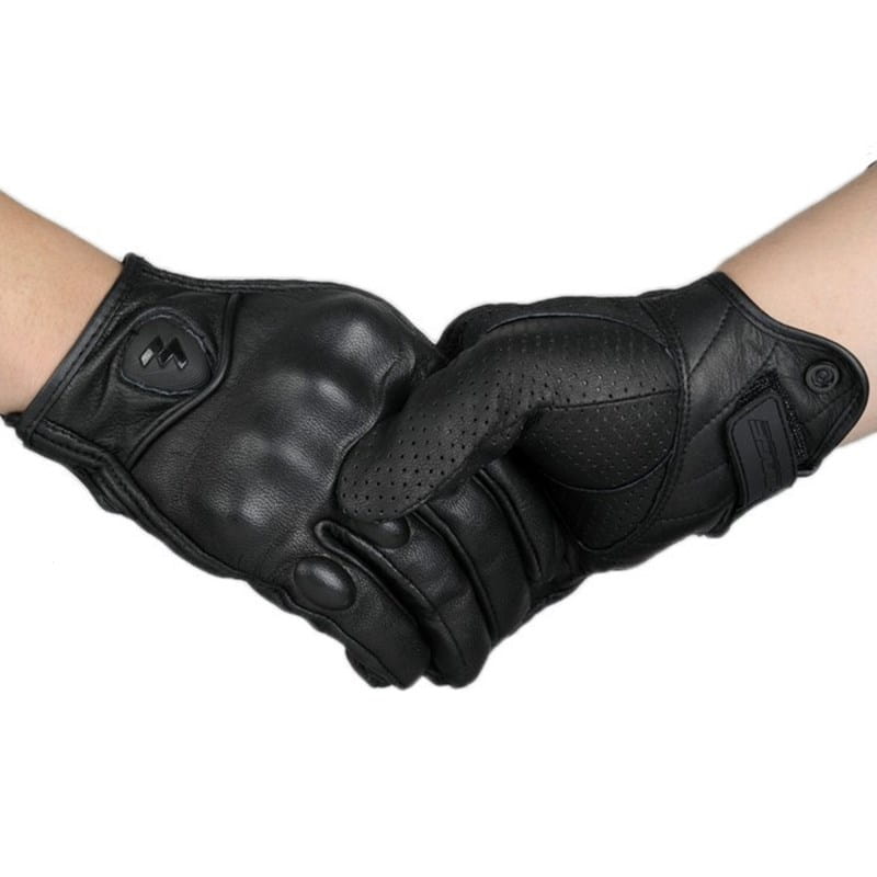 Guantes de motocicleta de cuero negro con palma perforada y acolchado reforzado de nudillos de carbono para equipamiento de conducción mostrados desde el lado posterior.