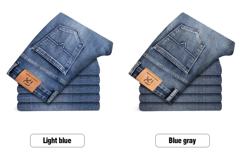 Jeans en denim stretch pour hommes, coupe regular fit, en bleu clair et bleu gris, réalisés en tissu denim, avec un revers plié et une couture visible, ainsi qu’un écusson de marque en cuir marron sur la ceinture.