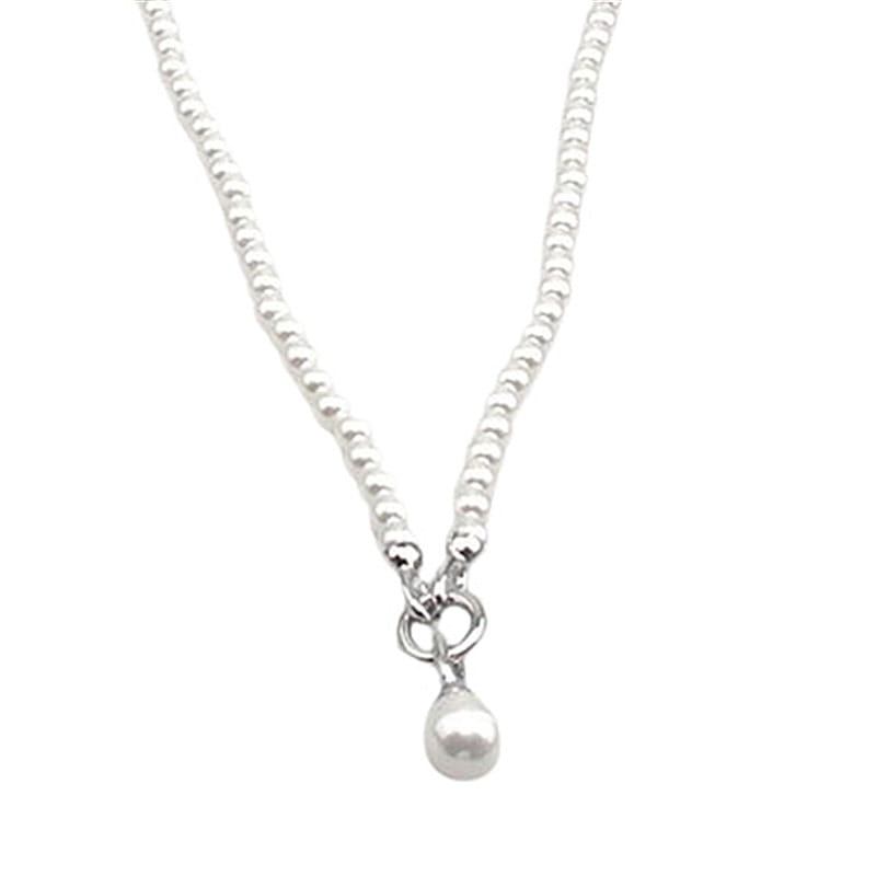 Collier en perles argentées présentant un pendentif en forme de goutte de perle en métal argenté.