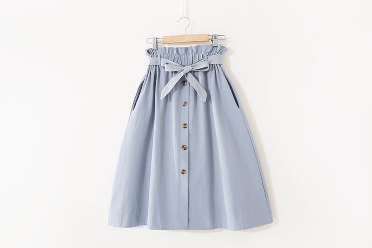 Jupe midi en coton bleu clair, taille haute, robe décontractée en ligne A, avec une ceinture froncée, un nœud papillon en tissu assorti sur le devant, et cinq boutons brun foncé sur le centre.