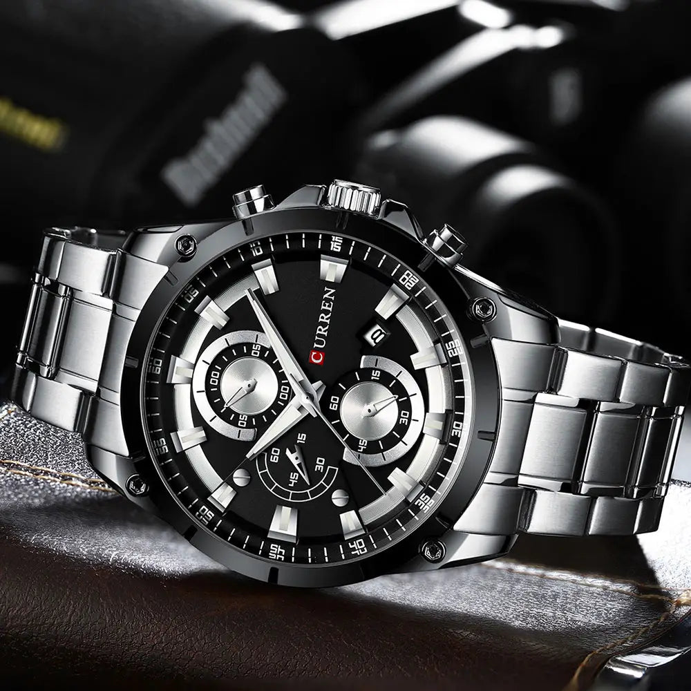 Schwarze und silberne Chronographenuhr von Curren mit einem Edelstahlarmband und goldfarbenen Akzenten.