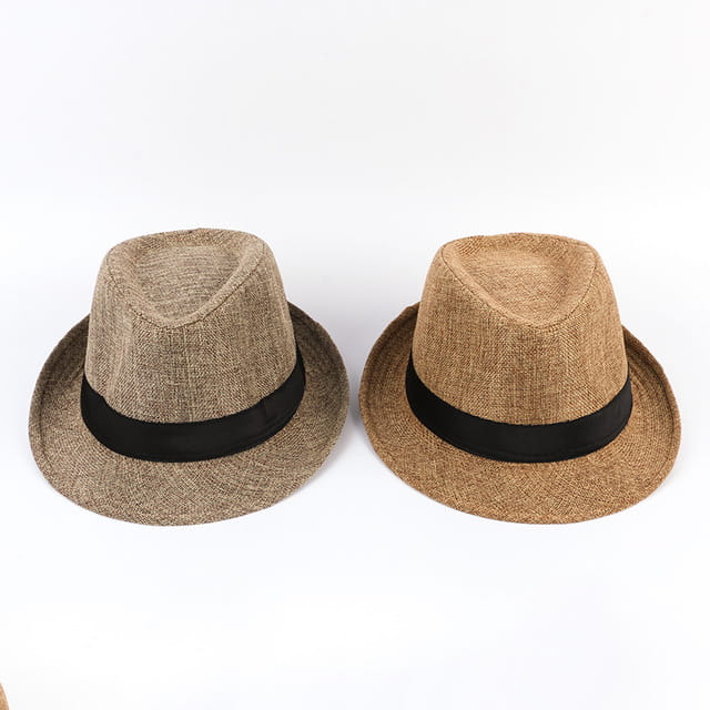 Dos sombreros tipo fedora de color beige tejido para hombres, de algodón y lino, con bandas de satén negras, diseñados para uso casual como protección solar.