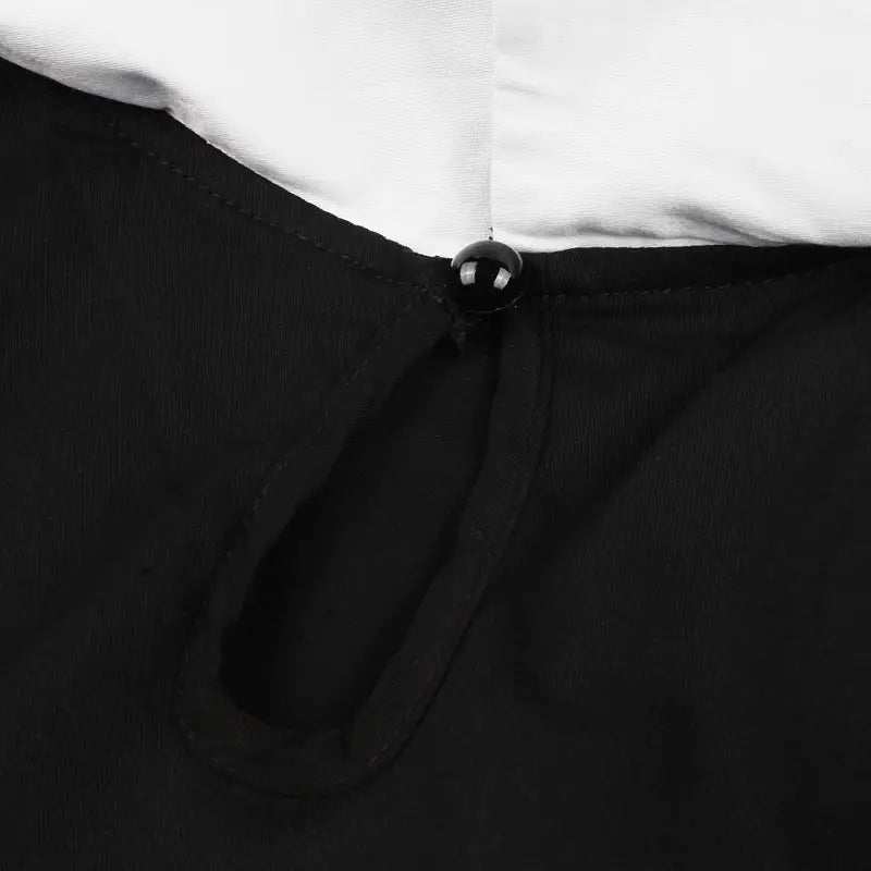schwarzes Satin-Knopfverschluss-Detail am Halsausschnitt eines schwarzen Vintage-Bat-Embroiderie-A-Linien-Kleides