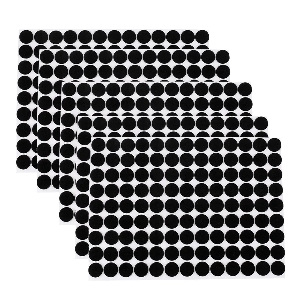 5 Blätter Antikratz-Gummipolster für Möbel, selbstklebende Bodenpolster-Schutzkissen Schwarze runde selbstklebende Gummipolster für Möbel auf weißen Bögen, ausgelegt als Antikratzschutz; fünf Blätter sind enthalten.