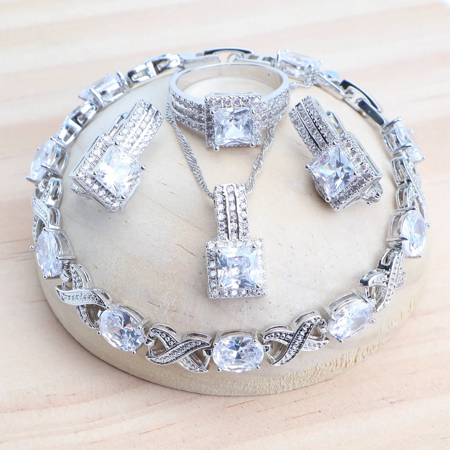 Juego de joyería de pedida nupcial de plata de ley 925 con cristales, que incluye una pulsera a juego con tono plateado, collar, anillo y aretes adornados con piedras cuadradas transparentes de talla esmerilada.