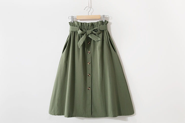 Jupe midi en coton vert olive, à taille haute et coupe en ligne A, avec ceinture froncée, nœud en tissu assorti et fermeture boutonnée sur le devant pour un usage décontracté