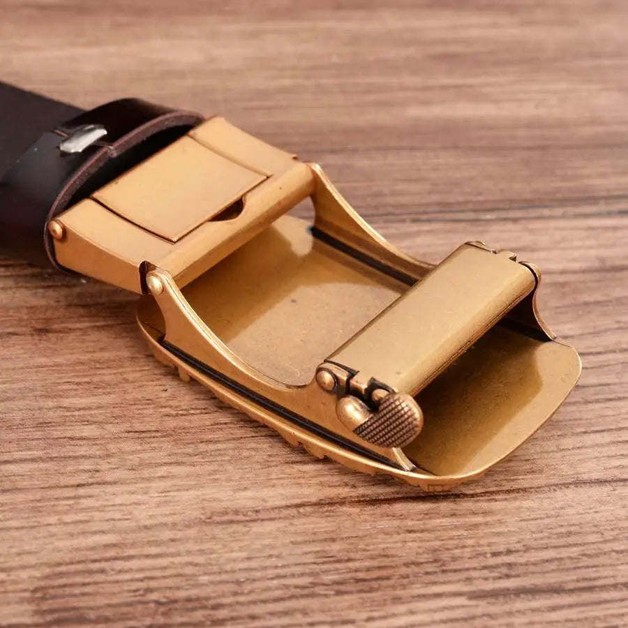 Ceinture à cliquet en cuir pour homme avec boucle d’aigle, dotée d’une boucle automatique à tonalité or, avec patte de pouce texturée et lanière en cuir brun foncé.