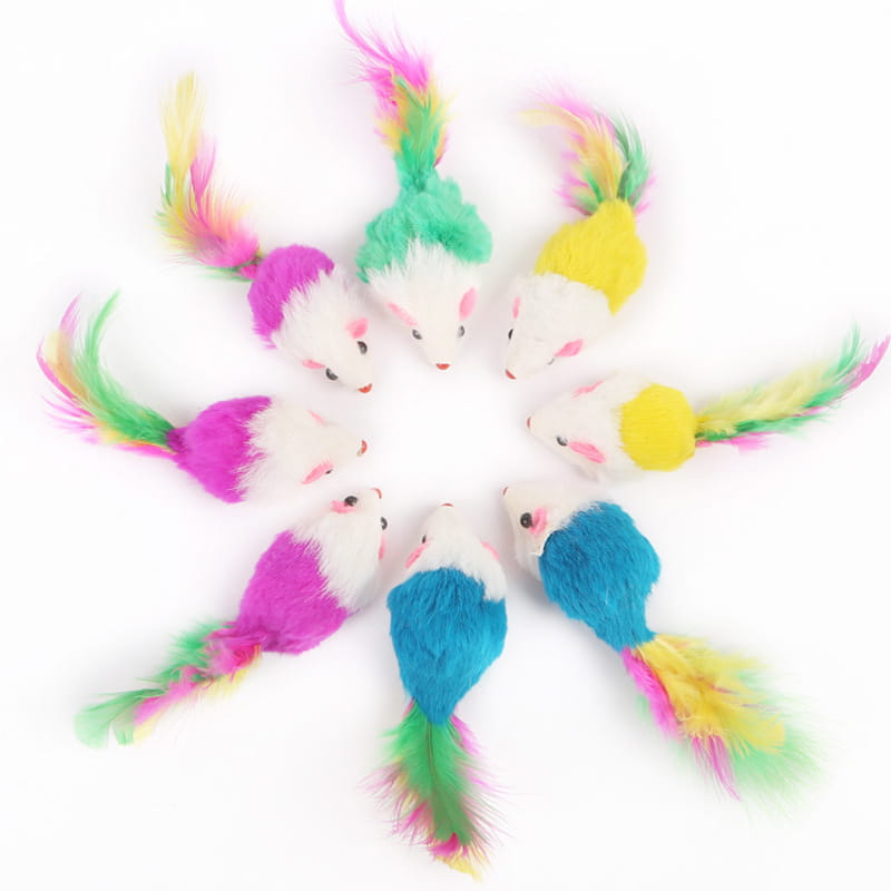 Ratones de felpa coloridos con colas esponjosas y acentos de plumas vibrantes, sujetos a un juguete tipo caña para gato con palo de madera para el juego interactivo con gatos domésticos.