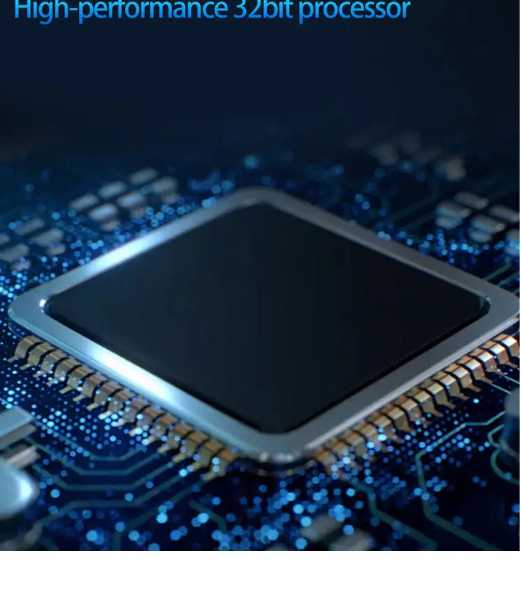 Chip de procesador de alto rendimiento de 32 bits con marco plateado y pines de color dorado sobre una placa de circuito azul para el cargador inalámbrico para automóvil Volkswagen Tiguan.