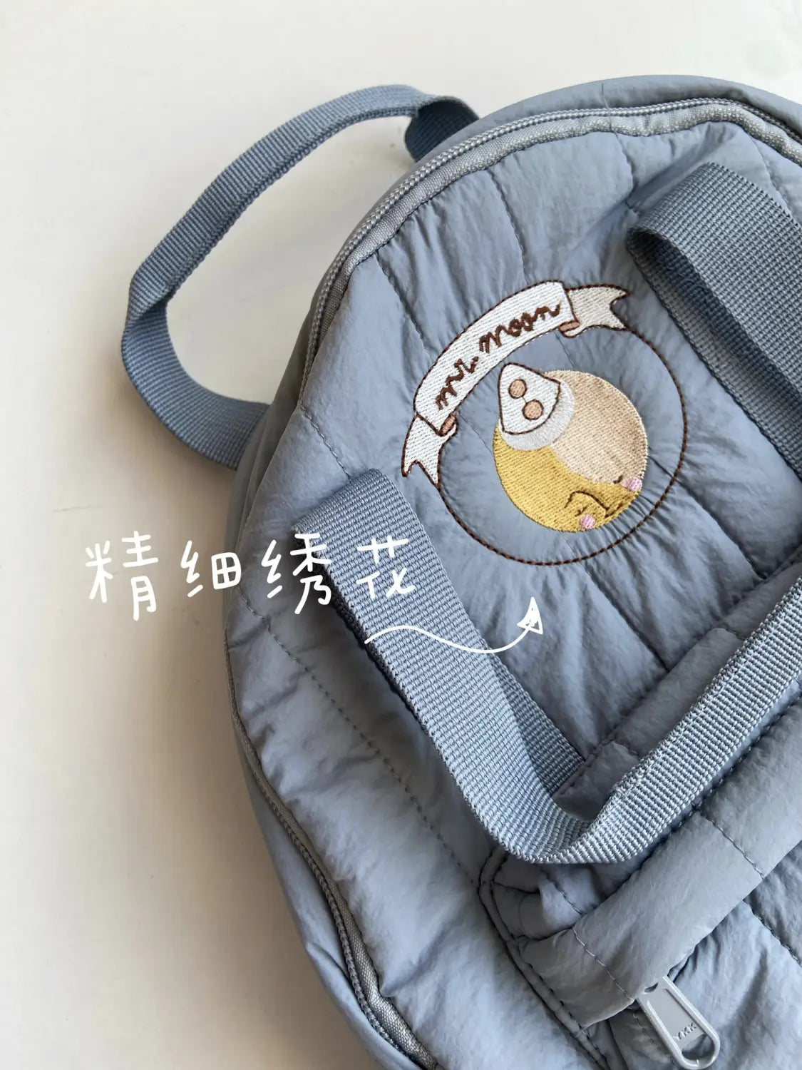 Grauer gesteppt wasserfester Kinder-Rucksack mit niedlichem besticktem Mond- und Astronauten-Design, ideal für die Schule