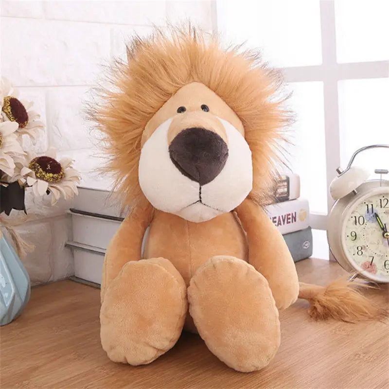 Animal lion en peluche rembourré avec une crinière dorée duveteuse, un corps beige doux et un museau blanc, avec des yeux et un nez noirs, issu d’une collection de jouets lion éléphant tigre de la forêt.