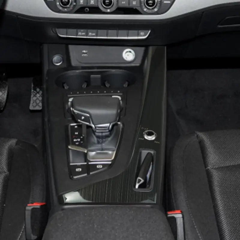 Strukturierte Einfassung für Schalthebelbereich und Becherhalter in Schwarz für Audi A4 B9 A5 Mittelkonsole, mit integrierter Schalthebelumrandung und Becherhaltern.
