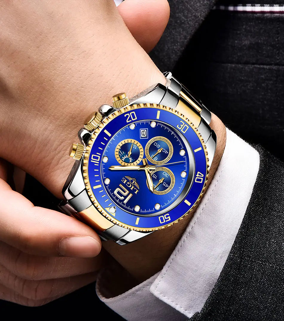 Montre chronographe bicolore or vert Lige au design épuré, avec des matériaux en acier inoxydable et dorés, un cadran bleu vibrant, trois sous-compteurs et des marquages blancs bien visibles.