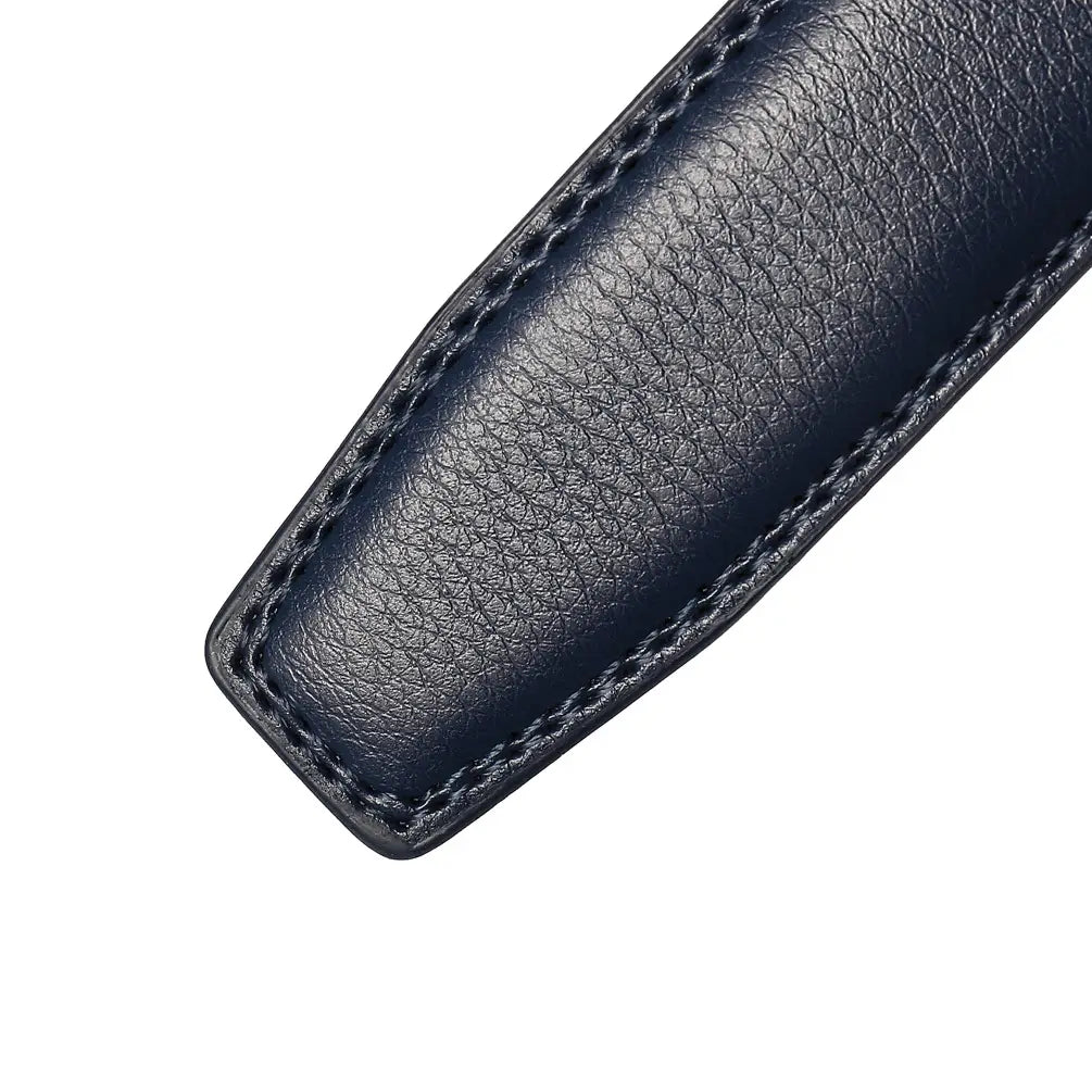 Sangle de ceinture en cuir véritable pour homme bleu foncé de 3,1 cm avec couture précise le long des bords.