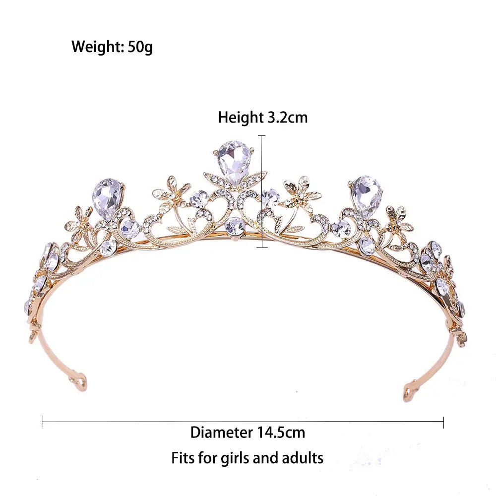 Una delicada tiara de novia de cristal color rosa dorado adornada con cristales transparentes brillantes y diseños florales intrincados para el tocado de la boda.
