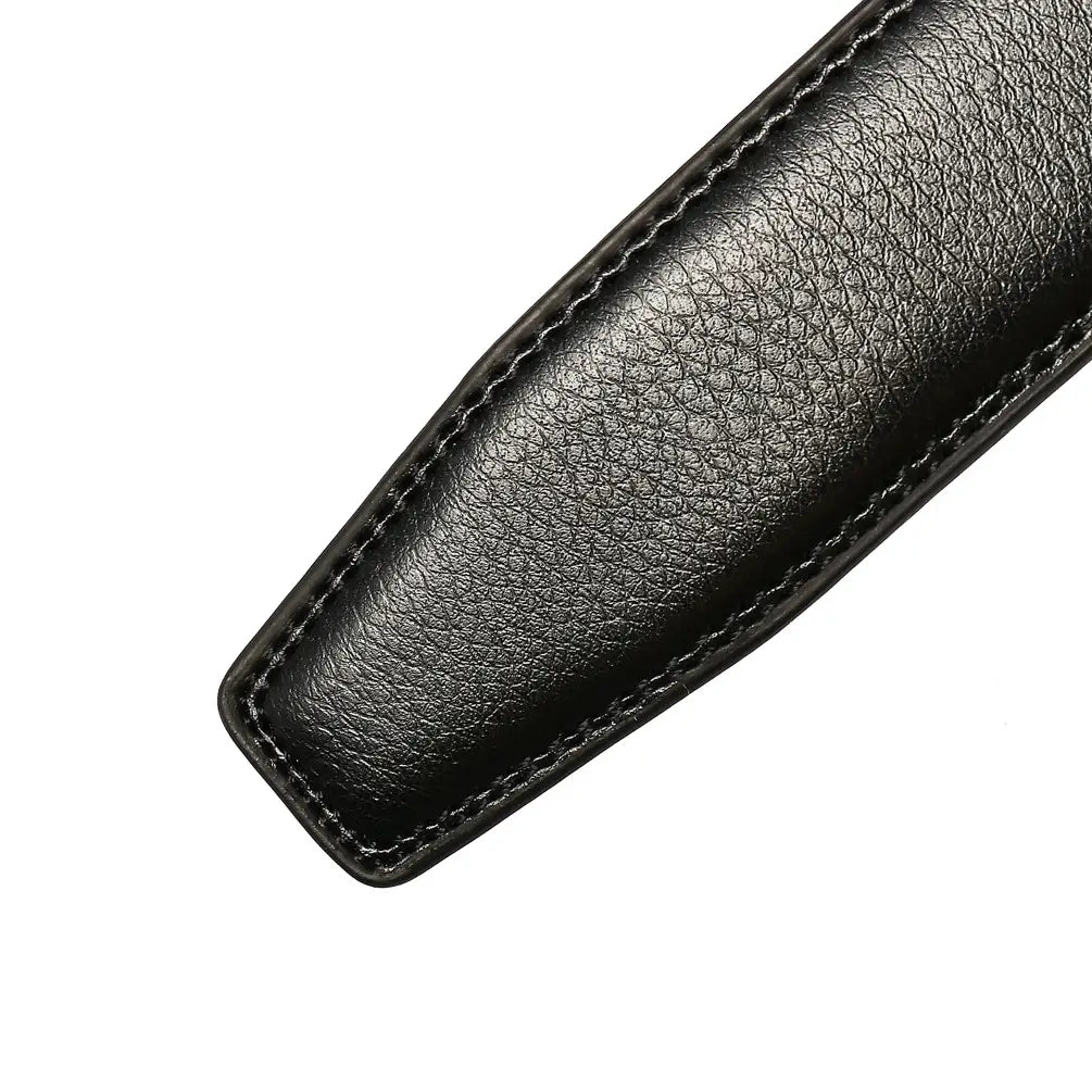 Boucle de ceinture en cuir noir avec surface texturée et couture précise le long des bords sur la sangle de ceinture en cuir véritable pour homme de 3,1 cm.