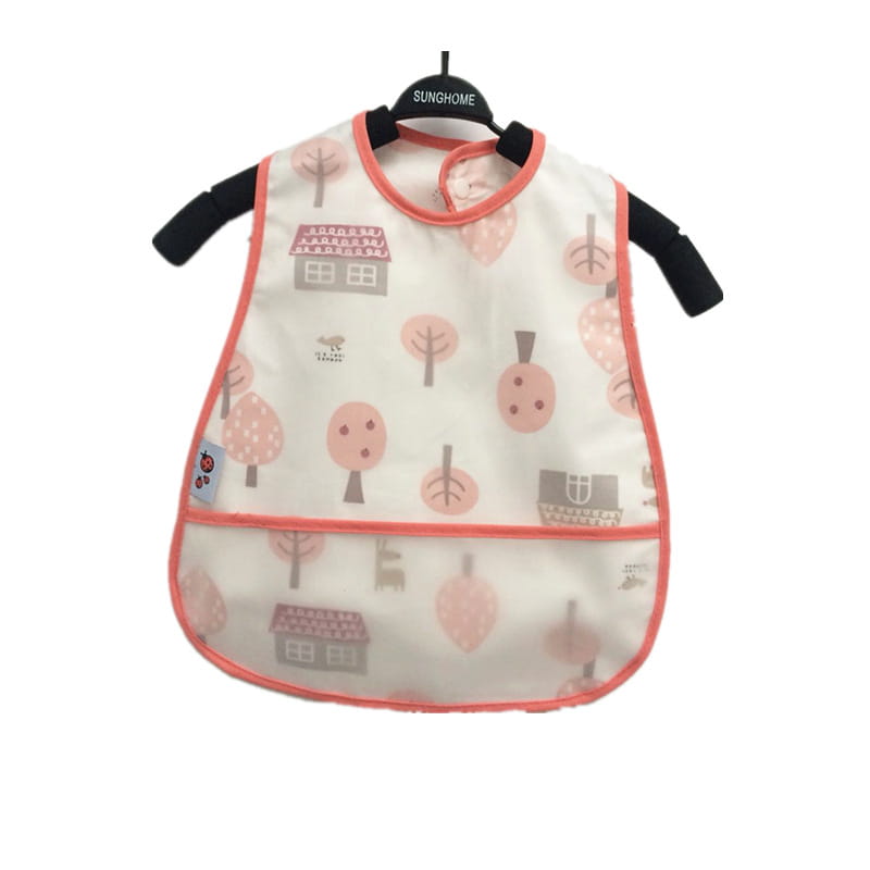Ein weißes wasserdichtes Baby-Lätzchen mit einem rosa-grauen Baumhausmuster, mit korallenorangefarbenem Rand eingefasst, aus EVA-Material für Cartoon-Schutz beim Füttern.