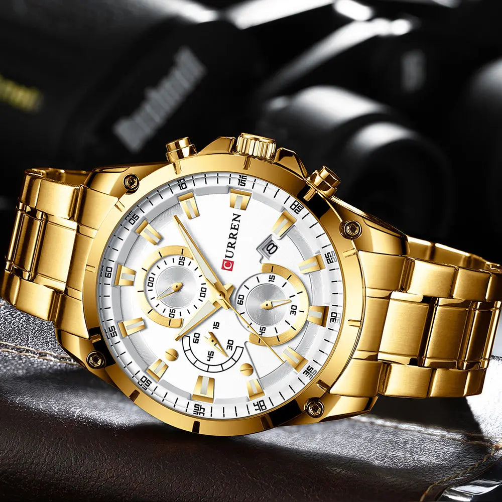 Chronographenuhr von Curren mit weißem Zifferblatt, drei Hilfszifferblättern und einem polierten Edelstahlarmband.