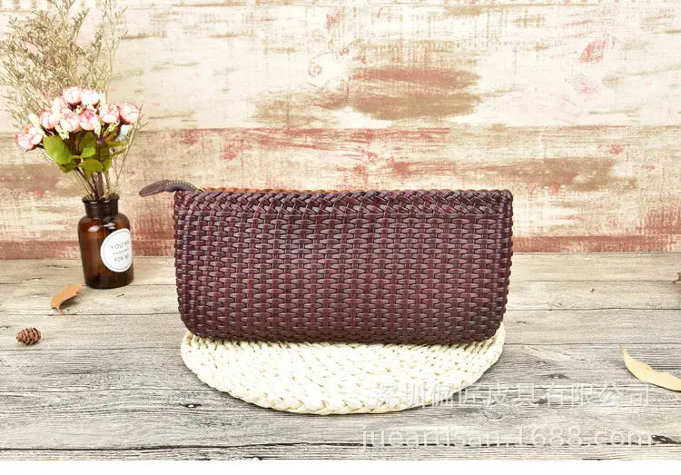 Une pochette de sac à main en cuir véritable tressé brun foncé, présentant un motif entrelacé texturé et une bandoulière assortie, adaptée comme embrasse en peau de vache en couches.