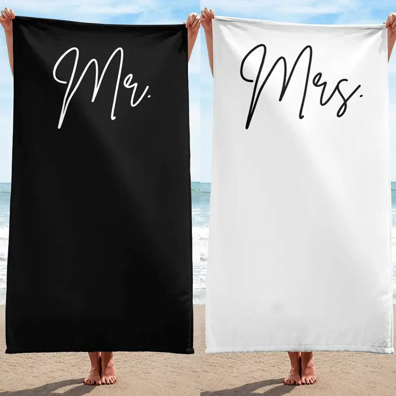 Schwarz-weiße Baumwoll-Strandtücher mit eleganter Schreibschrift „Mr“ und „Mrs“, entworfen als Hochzeitsgeschenk für die Flitterwochen