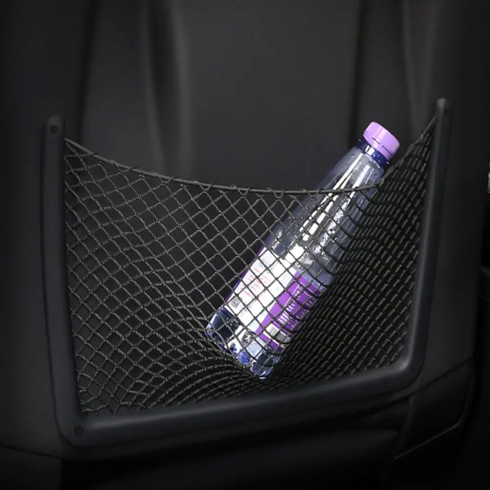 Organisateur en maille pour dossier de siège Audi en noir tenant une bouteille d’eau en plastique transparent avec un bouchon violet