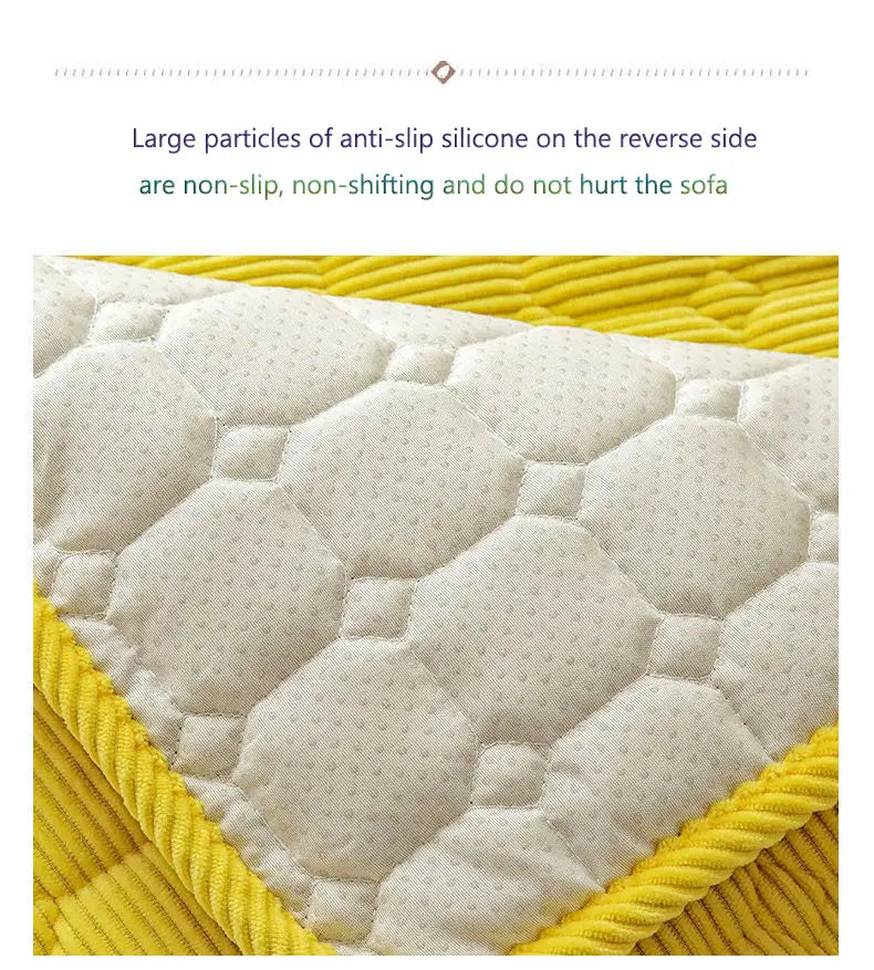 Housse de canapé d’angle antidérapante en velours côtelé matelassé de couleur crème avec motif hexagonal texturé et passepoil jaune vif.