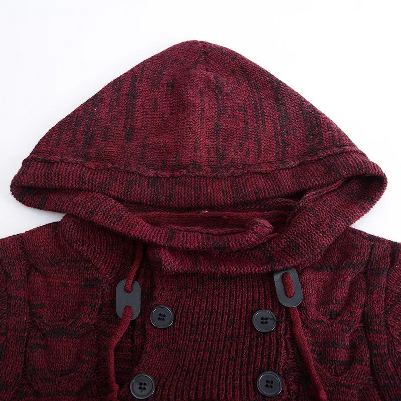 Weinroter und schwarzer Cardigan mit Kapuze aus strukturiertem Strick mit dunklen Knöpfen, als figurbetonter Pullover für Herren gestaltet.