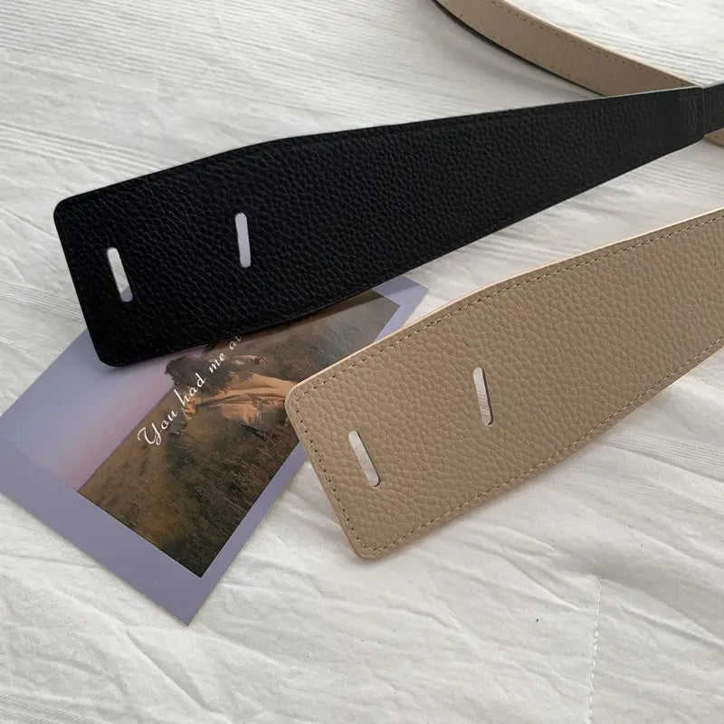 Ceinture-cummerbund nouée en similicuir (PU) large pour femmes, en noir et beige, avec surface texturée et bords cousus.