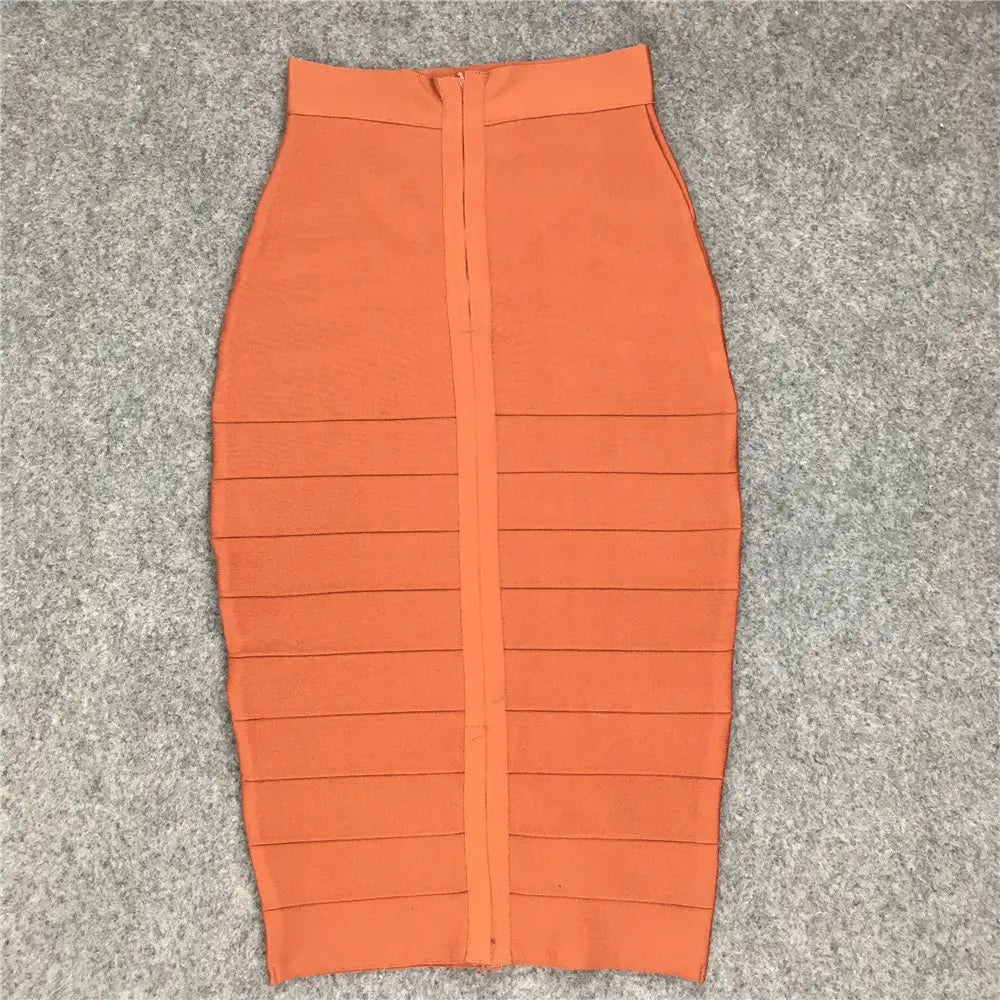 Une jupe midi bandeau pour femme orange éclatant : design crayon taille haute ajusté, avec une couture verticale distinctive et des détails de plis horizontaux.