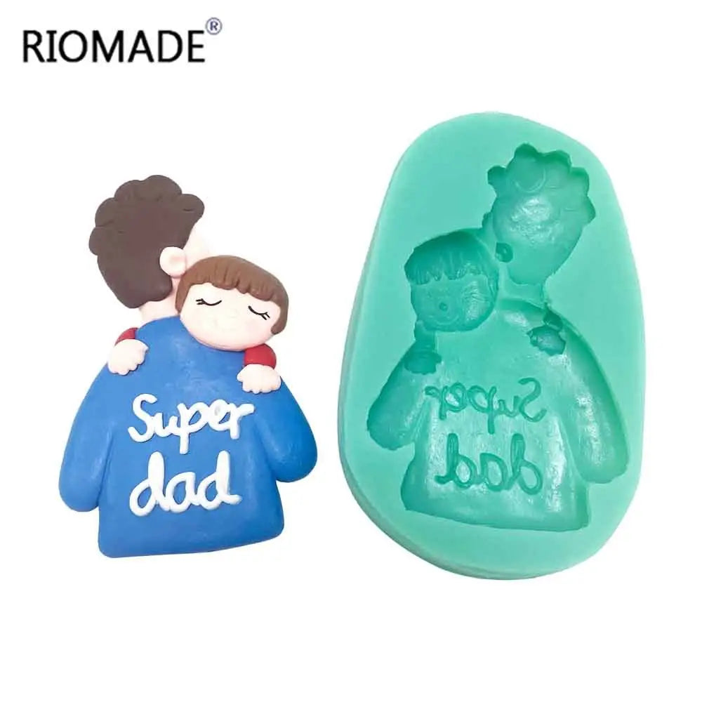 Blaue Super-Dad-Harzfigur mit einem Kind, das sich an den Rücken der Figur schmiegt; dargestellt in der Dekoration für Vatertags-Silikonformen mit Superheldenfamilie – Produkt