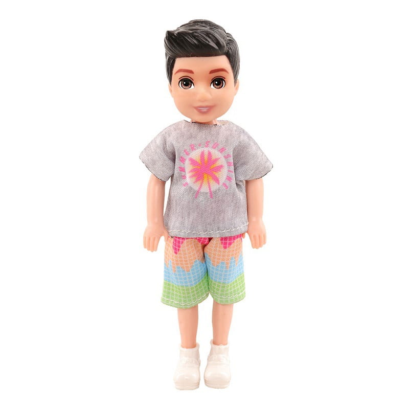 Eine Jungenpuppe mit schwarzem Haar, die ein graues strukturiertes T-Shirt mit einem pinken und gelben Sonnenstrahl-Design und bunte Farbverlauf-Shorts in Blau, Grün, Orange und Pink aus dem Puppenkleidungs-Set mit 6-teiligen Modebekleidungszubehörteilen trägt.