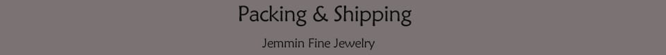 Bague réglable à motif facial en argent sterling Jemmin exposée avec le texte d’emballage et d’expédition dans une police élégante à empattements sur un arrière-plan gris feutré.