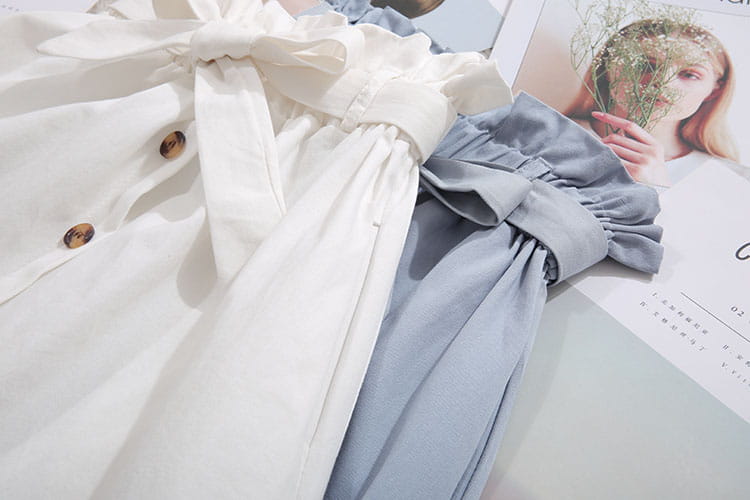 Jupe midi en coton bleu clair, taille haute, robe décontractée en ligne A, associée à un chemisier blanc présentant un nœud à volants à l’encolure et des boutons en bois