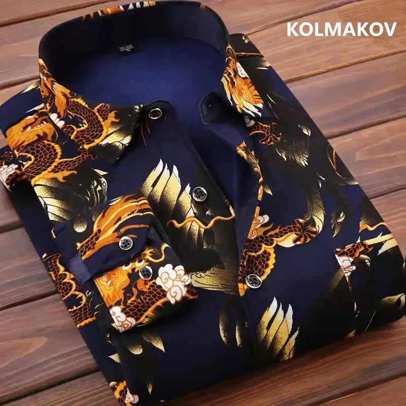Chemise décontractée pour homme à coupe ajustée, manches longues, en bleu marine, avec des motifs de dragon dorés et noirs vibrants sur un tissu doux.