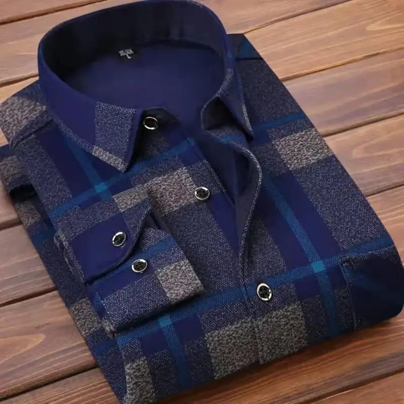 Chemise décontractée pour homme à coupe ajustée, manches longues, réalisée en flanelle à carreaux bleu marine et gris, avec un col intérieur et des poignets bleu foncé unis, ornés de boutons ton argent.