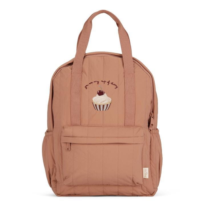 Ein weicher rosafarbener Kinder-gesteppten, bestickten wasserfesten Schulrucksack mit einem charmant angenähten Cupcake mit einer Kirsche obenauf und dem Schriftzug „you are very much of dessert.“