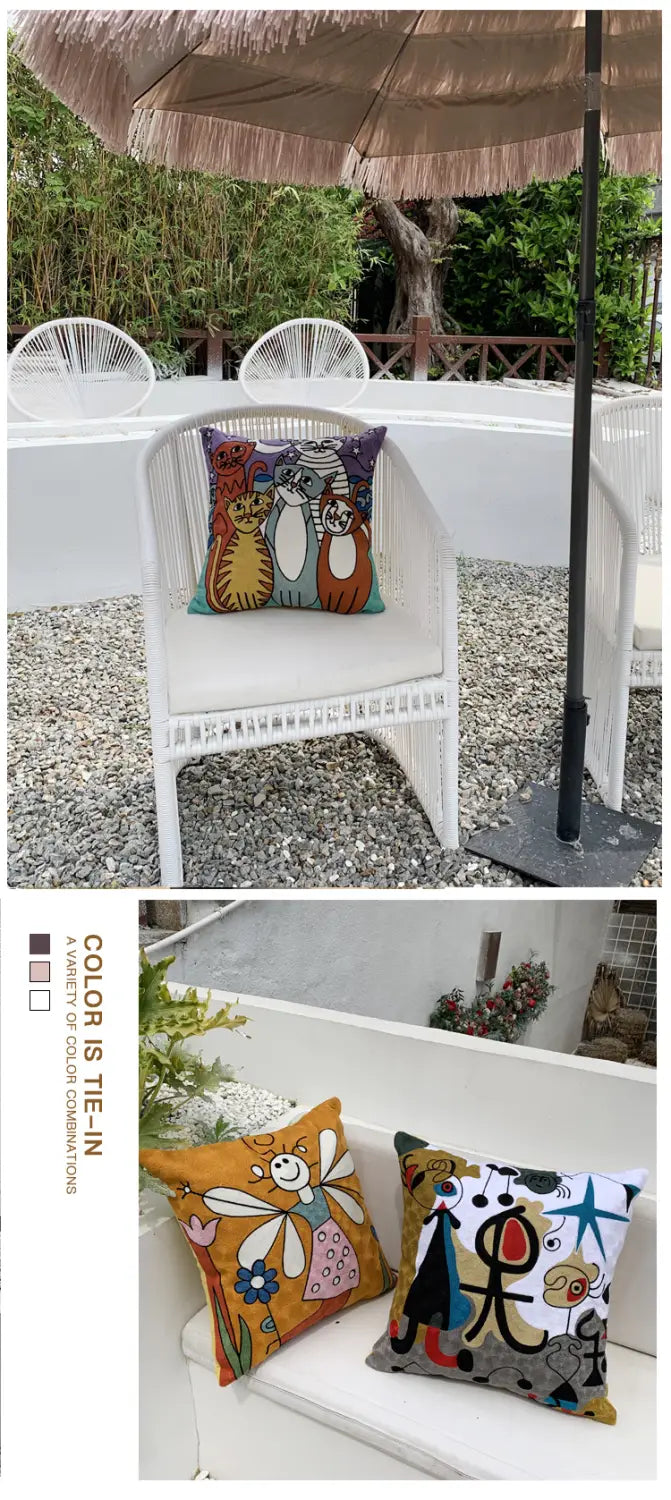 Housse de coussin colorée à thème de bande dessinée 45 x 45 cm présentant des animaux brodés ludiques et des motifs fantaisistes avec des tons orange, violet, turquoise, noir, blanc, jaune, rose et bleu.