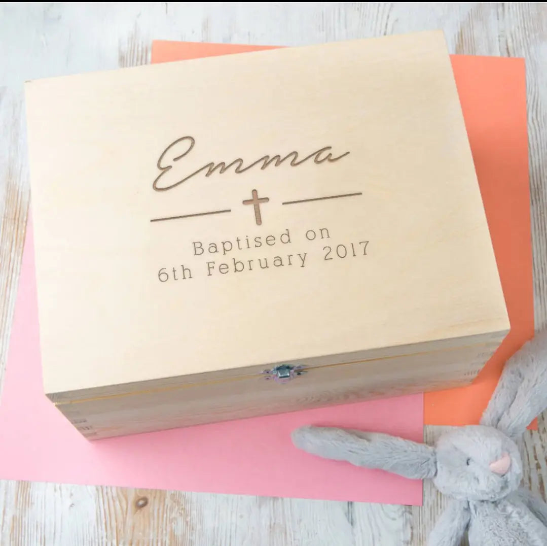 淡色の木製の記念品保管箱。名「emma」、十字架、洗礼日が刻印された、個別に名入れした木製の洗礼記念品保管箱。