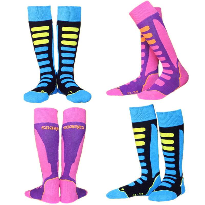 Chaussettes de ski aux couleurs vives en bleu néon, noir et rayures jaunes, ou rose et violet, avec le marquage Soared, fabriquées en matière thermique en coton épais pour les sports d’hiver en famille.
