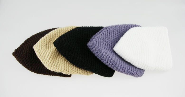 Colección de cinco gorros de oración musulmana de punto con diseño de color sólido negro, beige, marrón oscuro, morado y blanco, diseñados como gorras kufi de invierno.